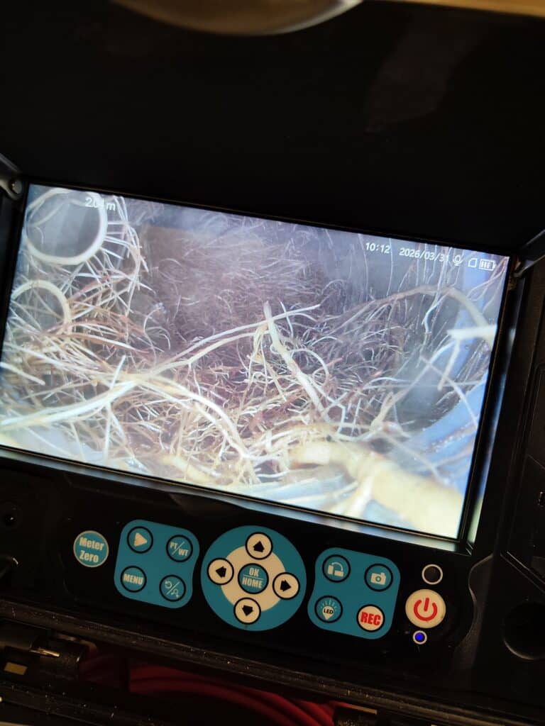 Détection de Racines dans Canalisation par Caméra Vidéo Inspection caméra d'égout montrant une obstruction massive par des racines à 2,04 m de profondeur le 31/03/2026.